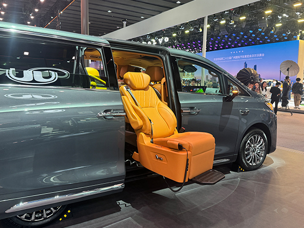 长城魏牌高山福祉版携信德泰克福祉座椅闪耀2025车展：以爱为名，开启家庭无障碍出行新时代